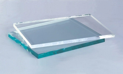 Ultra white float glass