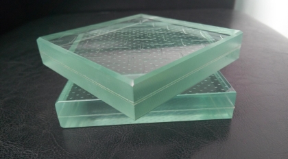 Anti-slip glass